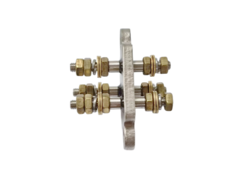Noix M4 Plaque de connexion en laiton avec matériau de plaque C45 offrant une résistance mécanique et des performances électriques supérieures