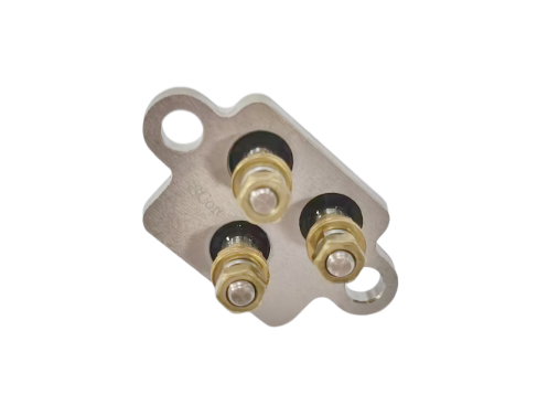 Noix M4 Plaque de connexion en laiton avec matériau de plaque C45 offrant une résistance mécanique et des performances électriques supérieures